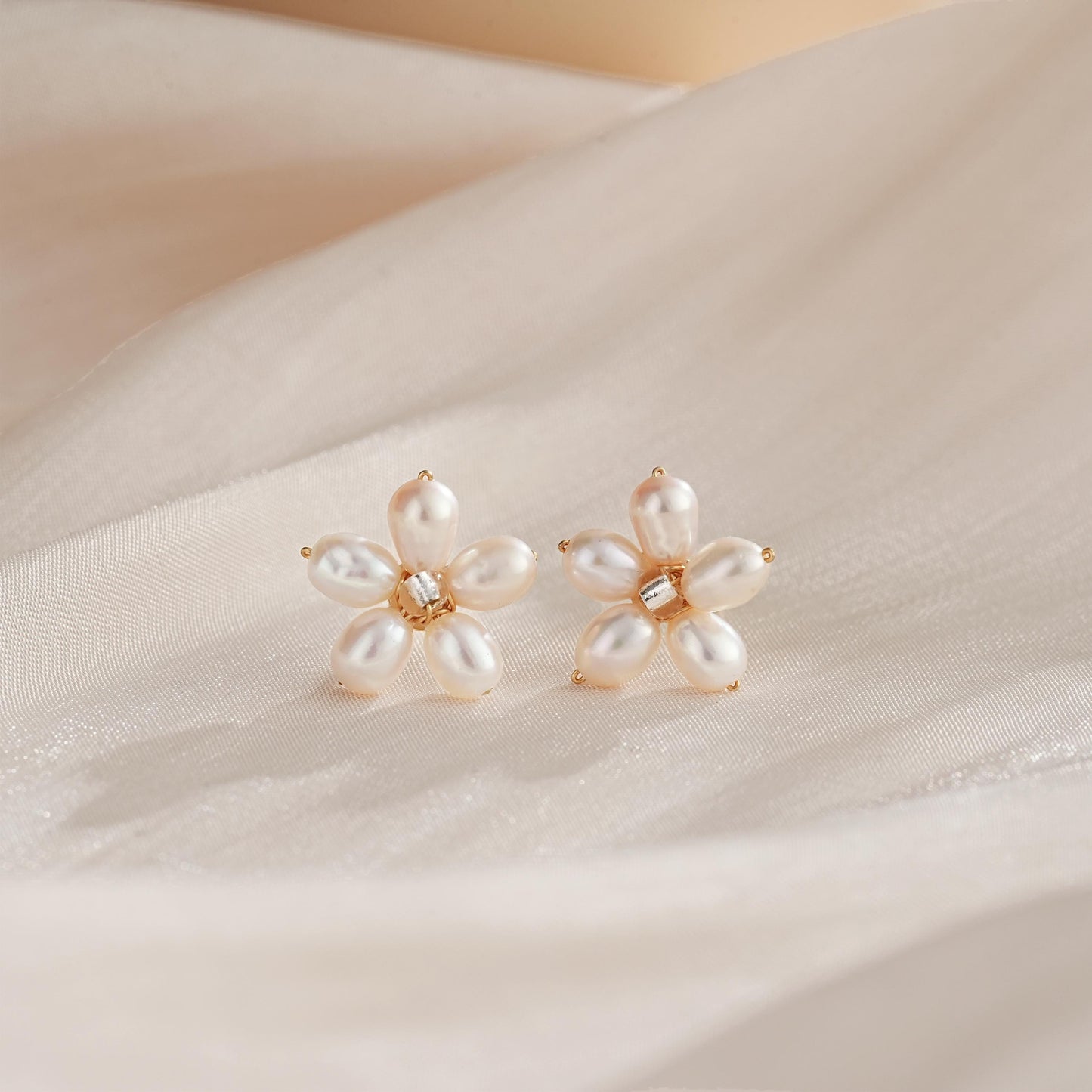 Freshwater Pearl Earrings,Dainty Flower Hoop Earrings,Daisy Pearl Earrings,Pearl Bracelet,Bridal Earrings,Wedding Earrings,Pearl Jewelry Set