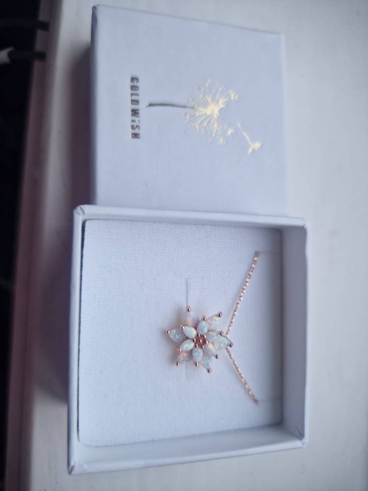 Opal Flower Necklace,Dainty Opal Necklace, Opal Flower Necklace ,White Opal Necklace Gold,Mothers Day Gift, Briedsmaid Necklace,Gift for her